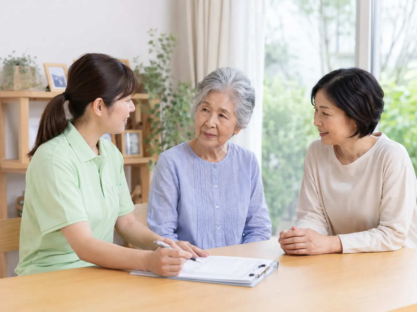 ご家族を交えて相談を受ける訪問介護スタッフ
