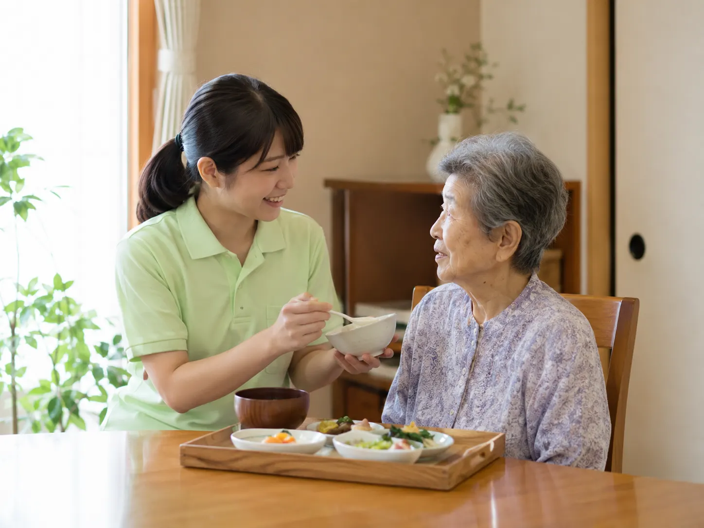 訪問介護スタッフによる食事介助の様子